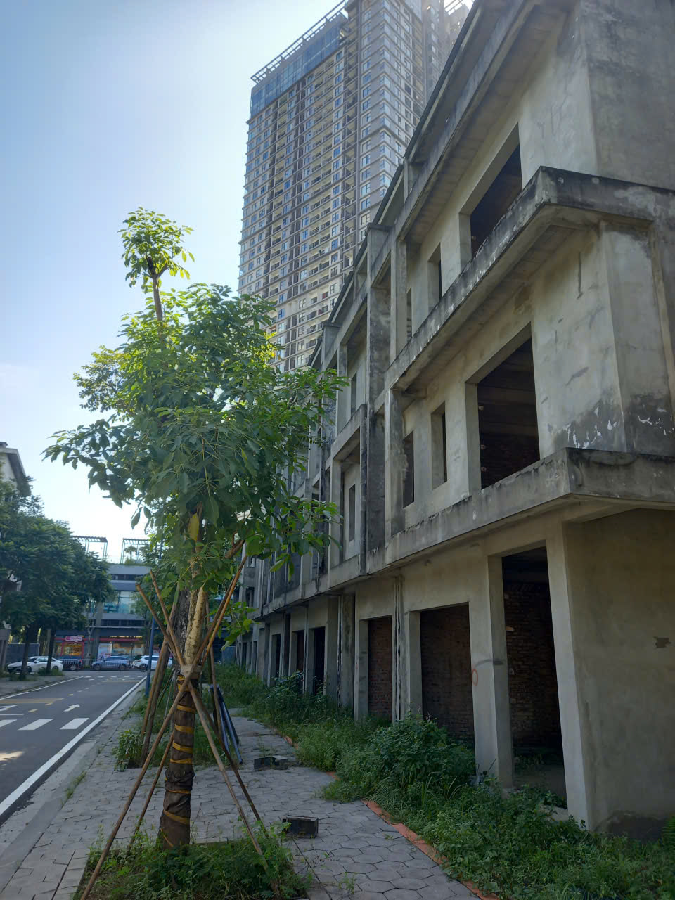 Bán căn nhà liền kề, hiện trang thô bên khu vạn tuế Ecopark 2