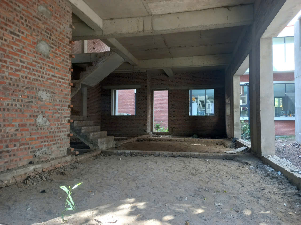 Bán căn nhà liền kề, hiện trang thô bên khu vạn tuế Ecopark 3