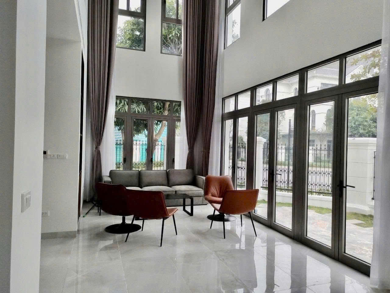 Biệt thự đơn lập 320m2, 4 phòng ngủ, đủ đồ bên Hamony Vinhomes Riverside Long Biên cho thuê 1