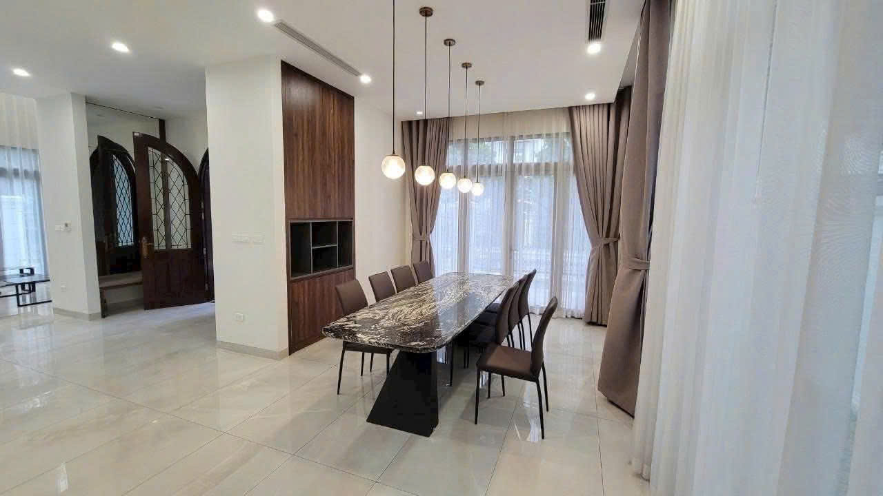 Biệt thự đơn lập 320m2, 4 phòng ngủ, đủ đồ bên Hamony Vinhomes Riverside Long Biên cho thuê 2