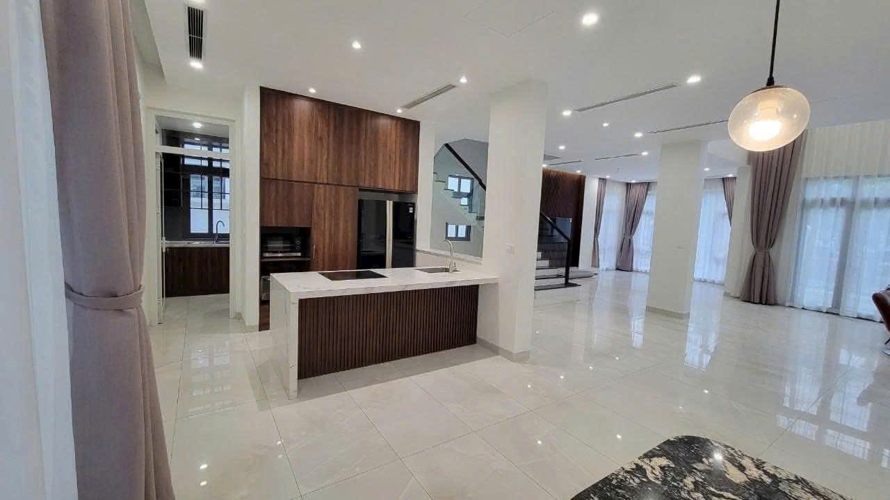 Biệt thự đơn lập 320m2, 4 phòng ngủ, đủ đồ bên Hamony Vinhomes Riverside Long Biên cho thuê 3