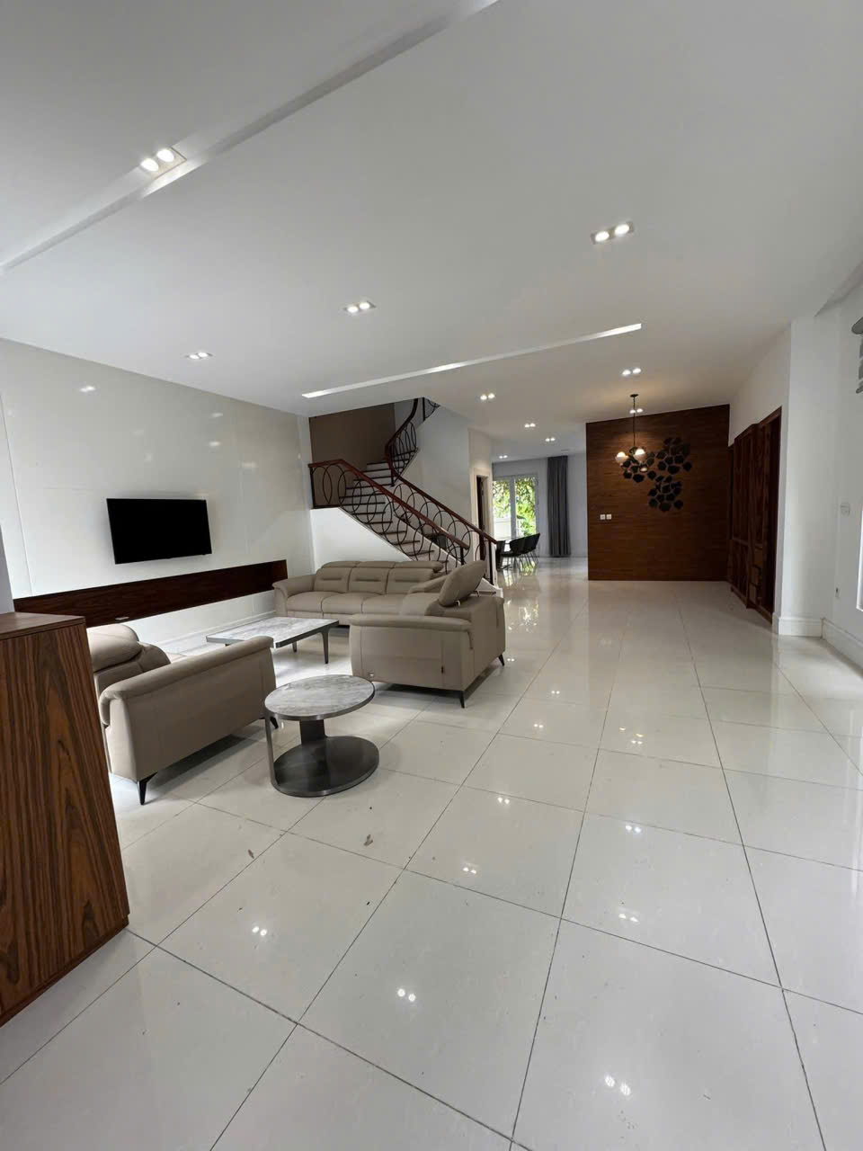 Biệt thự song lập 4 phòng ngủ, đủ đồ có view sông bên Vinhomes Riverside Long biên cho thuê 1