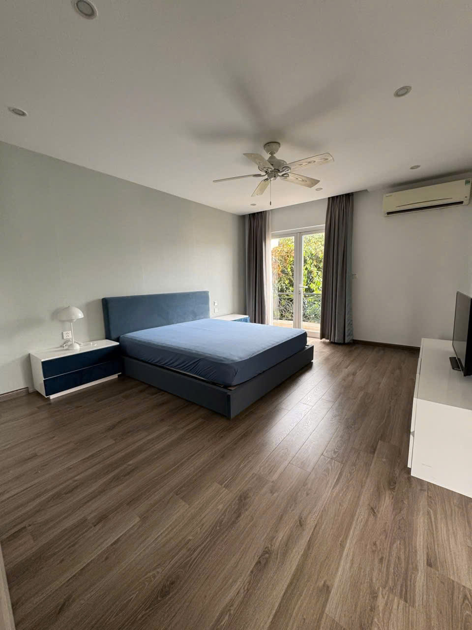 Biệt thự song lập 4 phòng ngủ, đủ đồ có view sông bên Vinhomes Riverside Long biên cho thuê 10