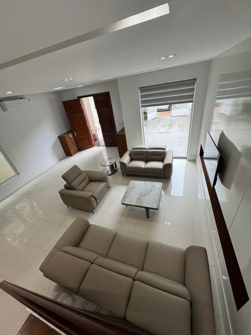 Biệt thự song lập 4 phòng ngủ, đủ đồ có view sông bên Vinhomes Riverside Long biên cho thuê 2