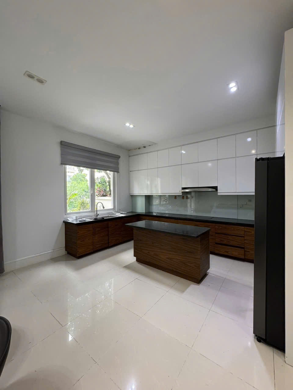 Biệt thự song lập 4 phòng ngủ, đủ đồ có view sông bên Vinhomes Riverside Long biên cho thuê 3
