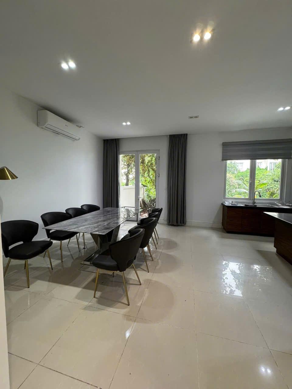 Biệt thự song lập 4 phòng ngủ, đủ đồ có view sông bên Vinhomes Riverside Long biên cho thuê 6