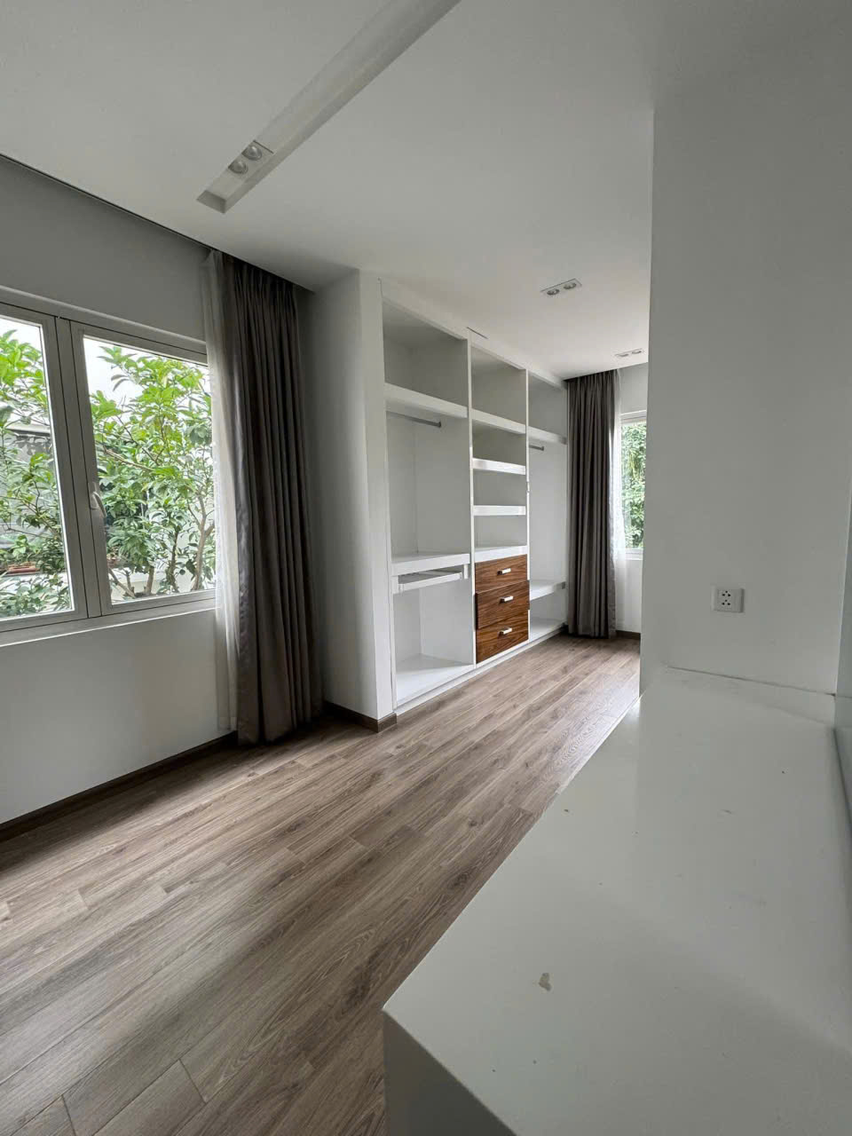 Biệt thự song lập 4 phòng ngủ, đủ đồ có view sông bên Vinhomes Riverside Long biên cho thuê 8