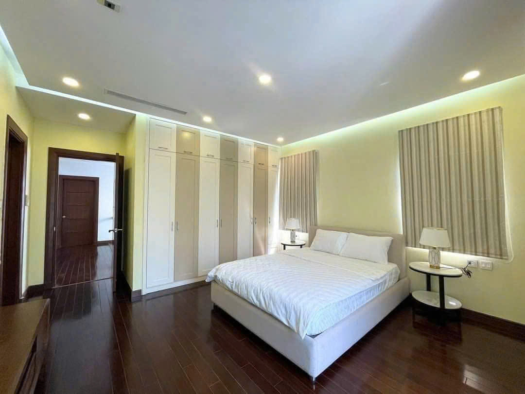 Biệt thự song lập 4 phòng ngủ, nội thất đẹp, có view sông bên Vinhomes Riverside Long biên cho thuê 11