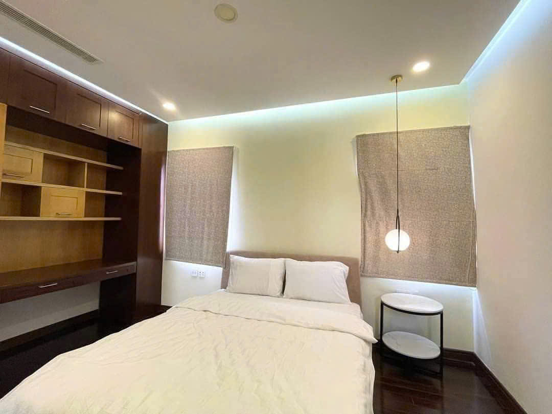 Biệt thự song lập 4 phòng ngủ, nội thất đẹp, có view sông bên Vinhomes Riverside Long biên cho thuê 4