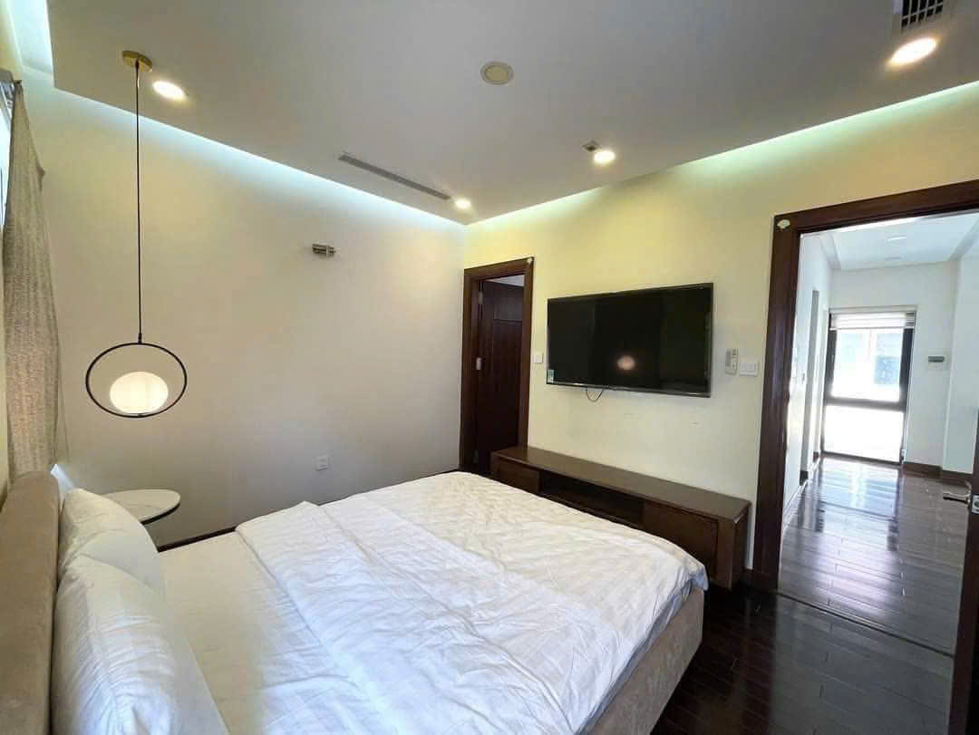 Biệt thự song lập 4 phòng ngủ, nội thất đẹp, có view sông bên Vinhomes Riverside Long biên cho thuê 6