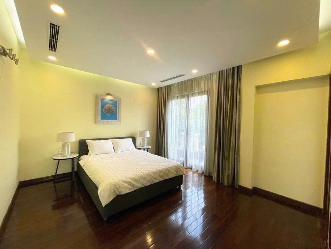 Biệt thự song lập 4 phòng ngủ, nội thất đẹp, có view sông bên Vinhomes Riverside Long biên cho thuê 8