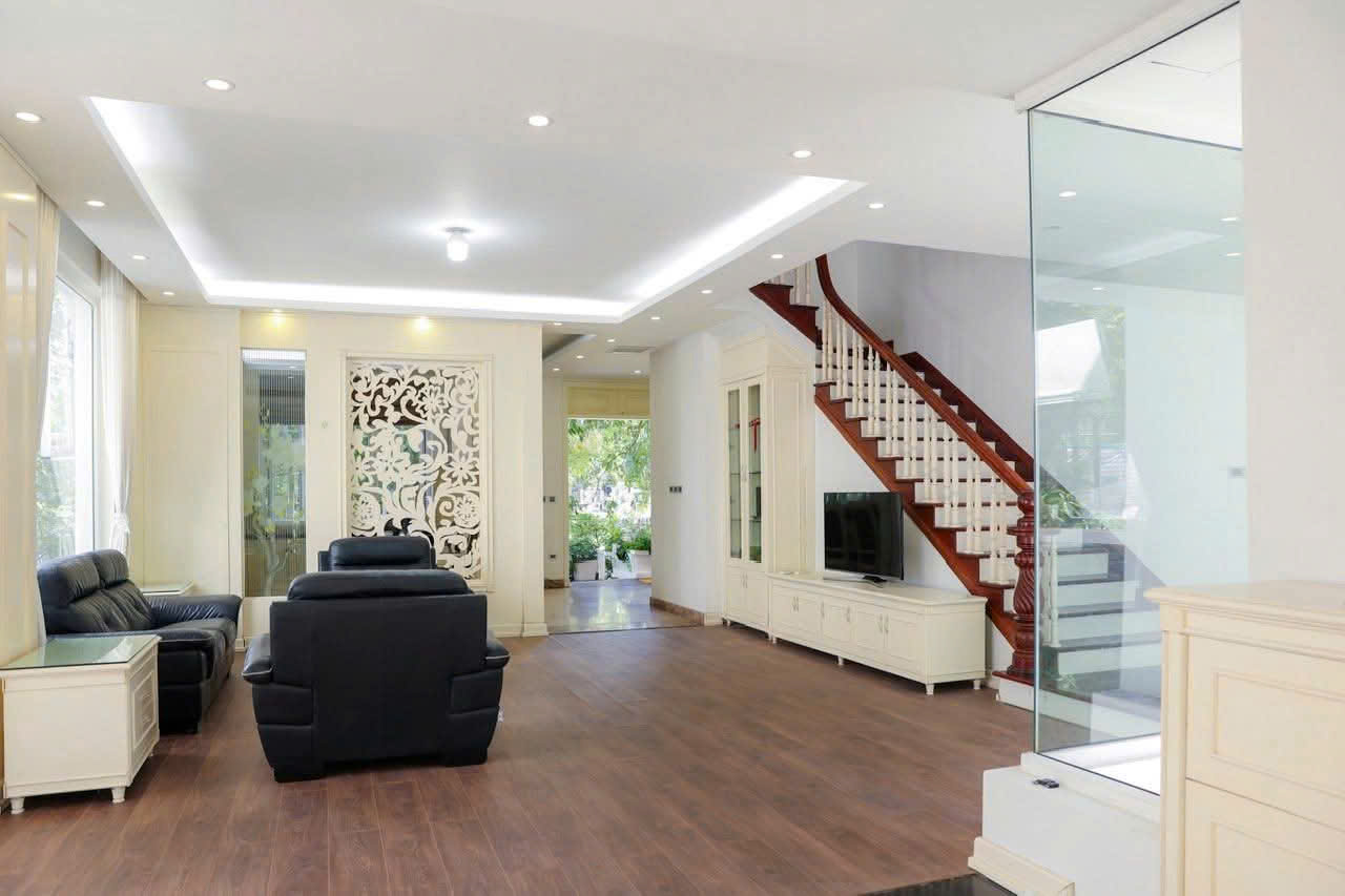 Biệt thự song lập sân vườn 4 phòng ngủ,đầy đủ đồ bên Vinhomes Riverside Long biên cho thuê 4