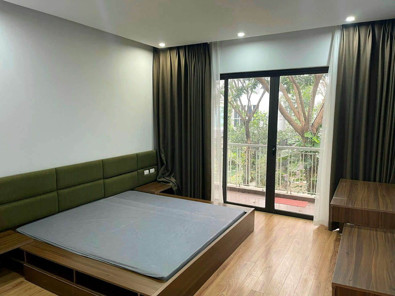 Cần bán căn biệt thự song lập 189m2,5 phòng ngủ,full đồ bên parkriver Ecopark 7