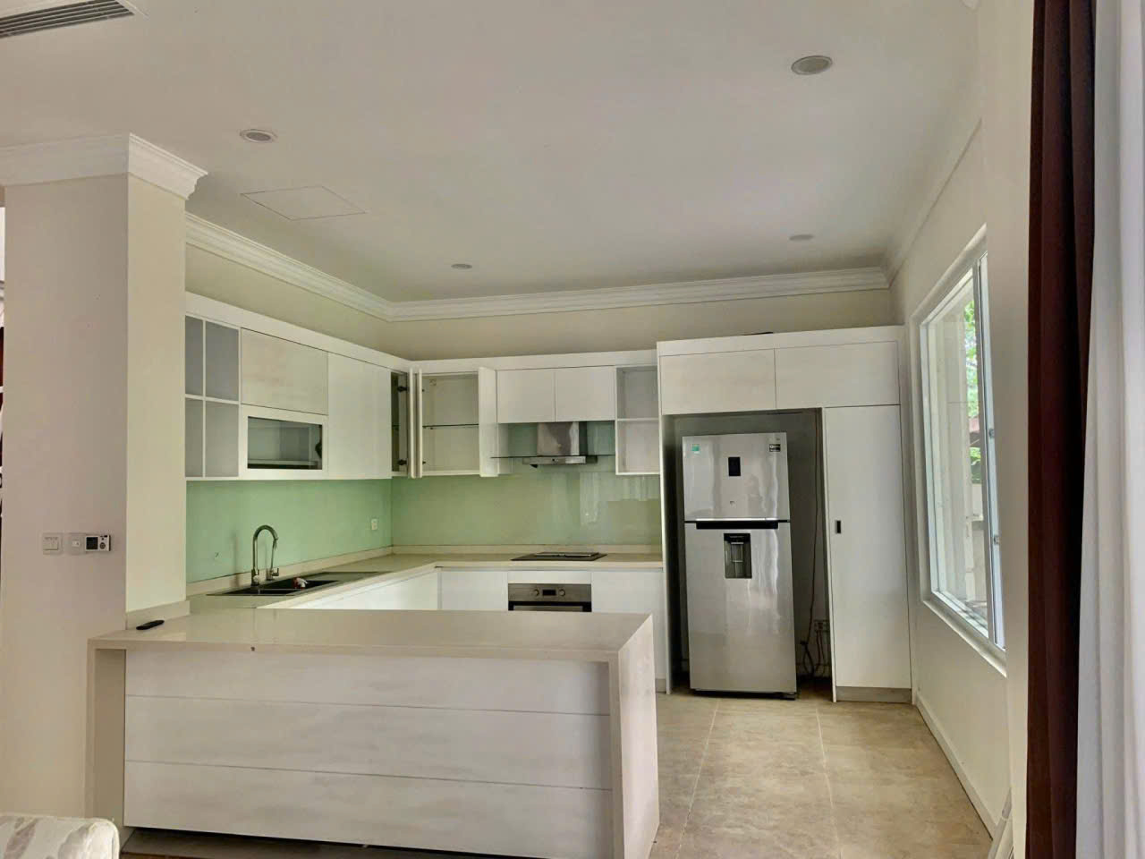 Căn Biệt thự Đơn lập có sân vườn 250m2,4 phòng ngủ, đủ đồ bên vinhomes Riverside cần cho thuê 1