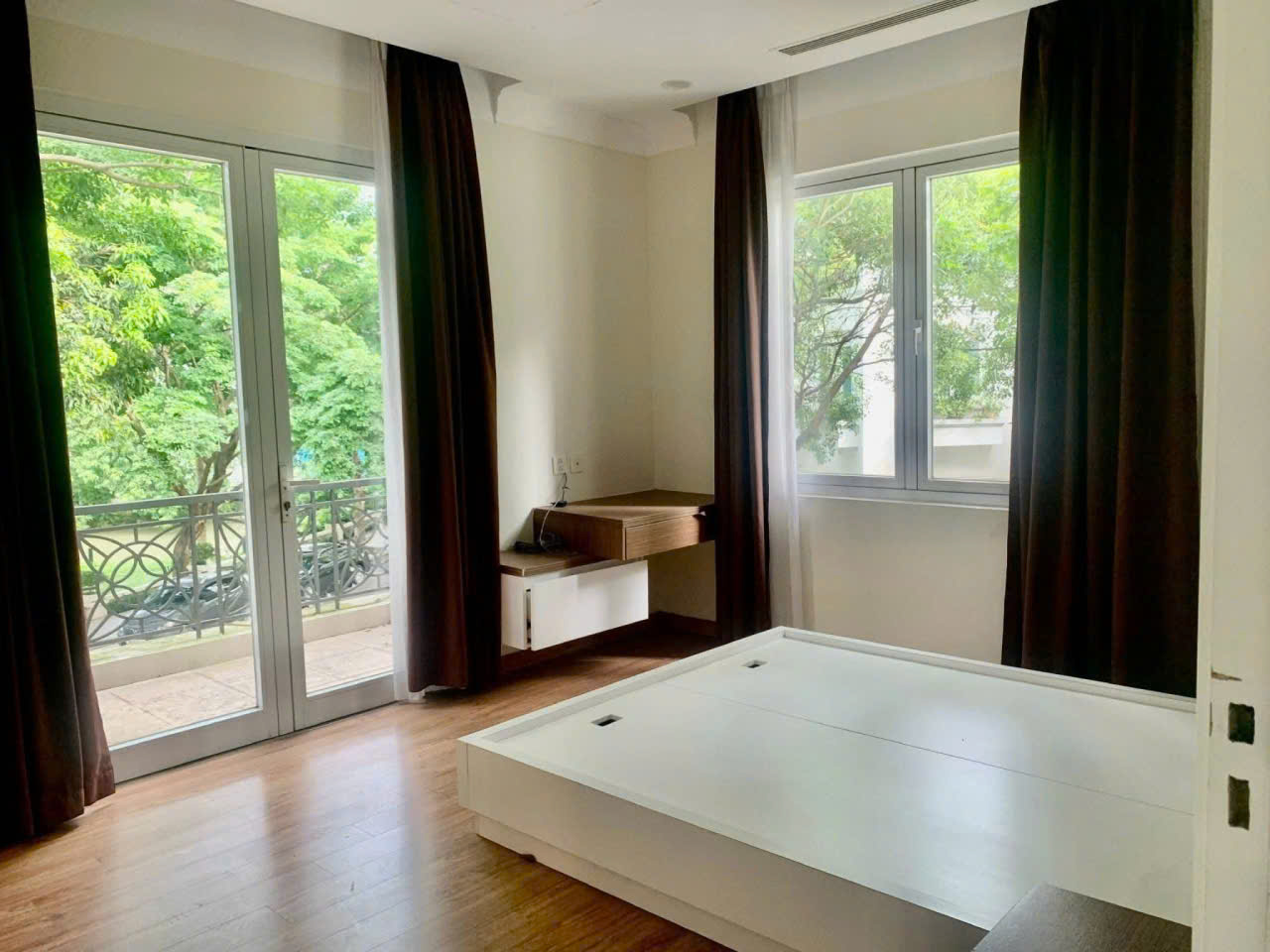 Căn Biệt thự Đơn lập có sân vườn 250m2,4 phòng ngủ, đủ đồ bên vinhomes Riverside cần cho thuê 10