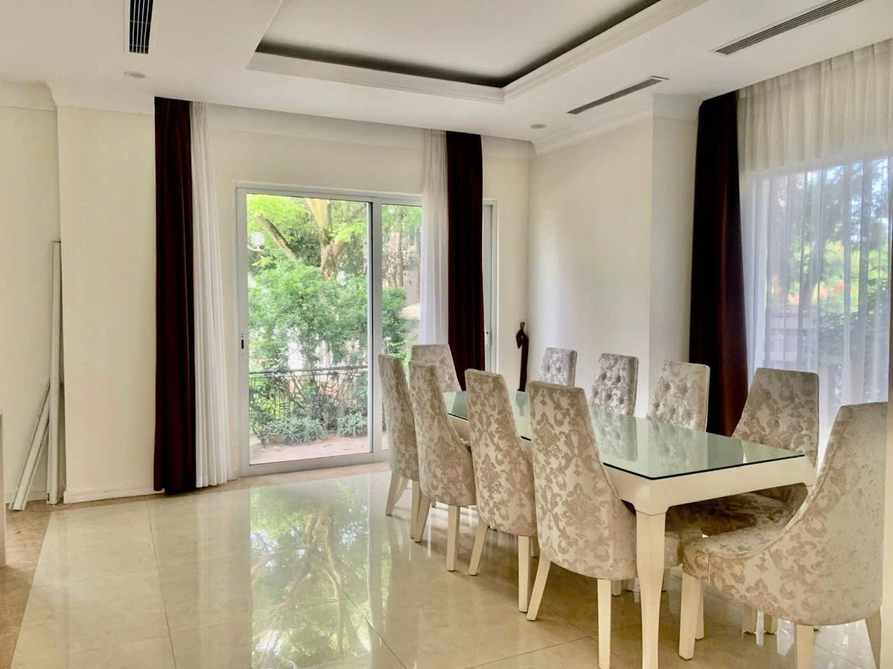 Căn Biệt thự Đơn lập có sân vườn 250m2,4 phòng ngủ, đủ đồ bên vinhomes Riverside cần cho thuê 2