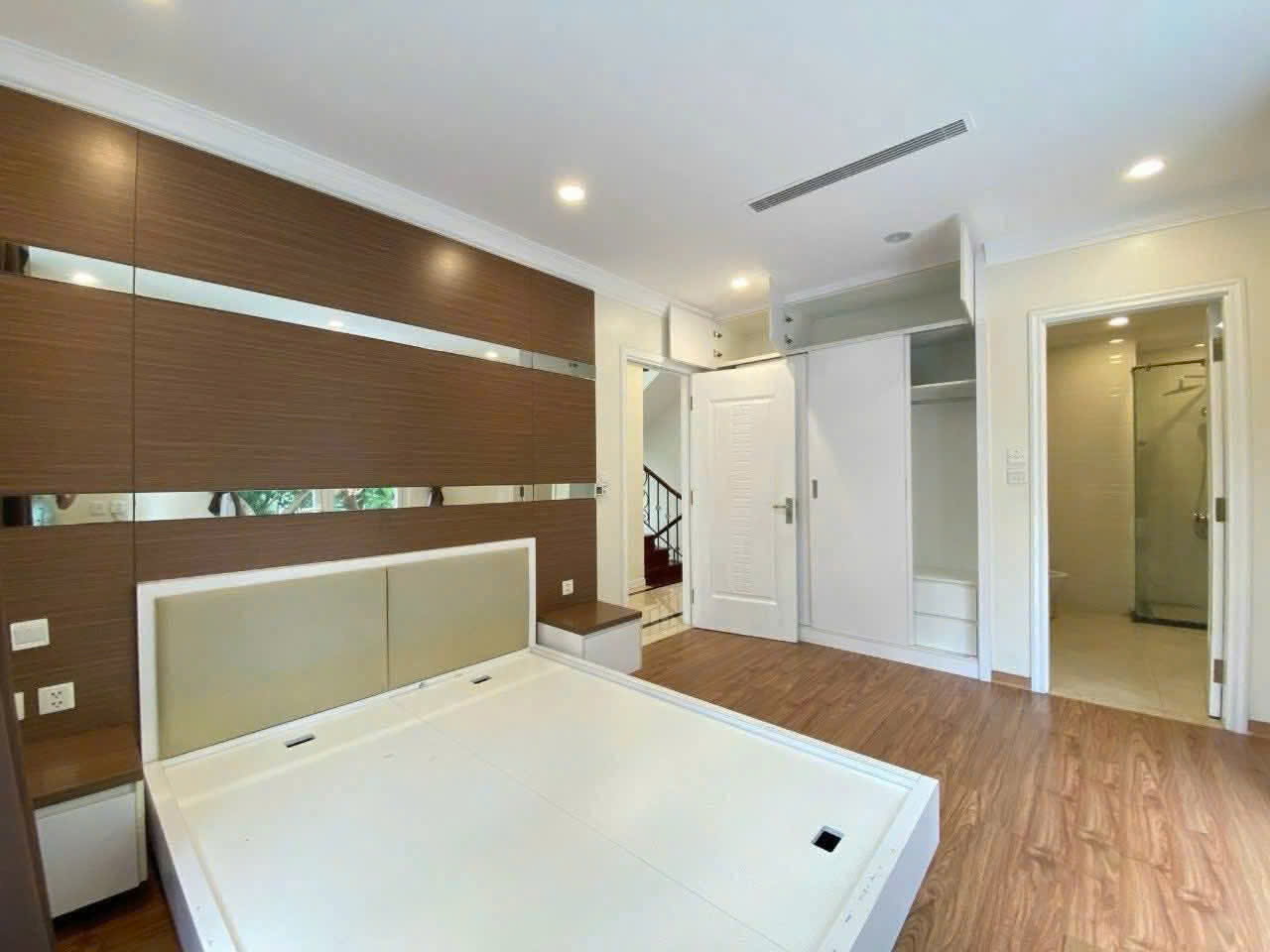 Căn Biệt thự Đơn lập có sân vườn 250m2,4 phòng ngủ, đủ đồ bên vinhomes Riverside cần cho thuê 5