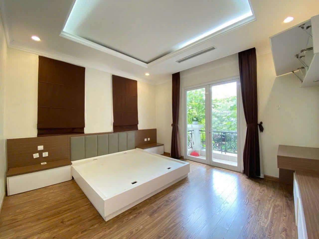 Căn Biệt thự Đơn lập có sân vườn 250m2,4 phòng ngủ, đủ đồ bên vinhomes Riverside cần cho thuê 6