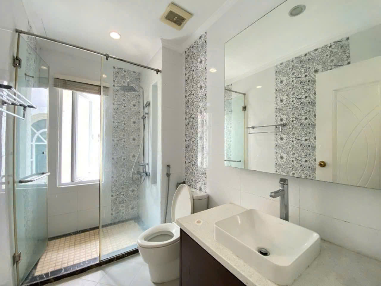 Căn Biệt thự Đơn lập có sân vườn 250m2,4 phòng ngủ, đủ đồ bên vinhomes Riverside cần cho thuê 7