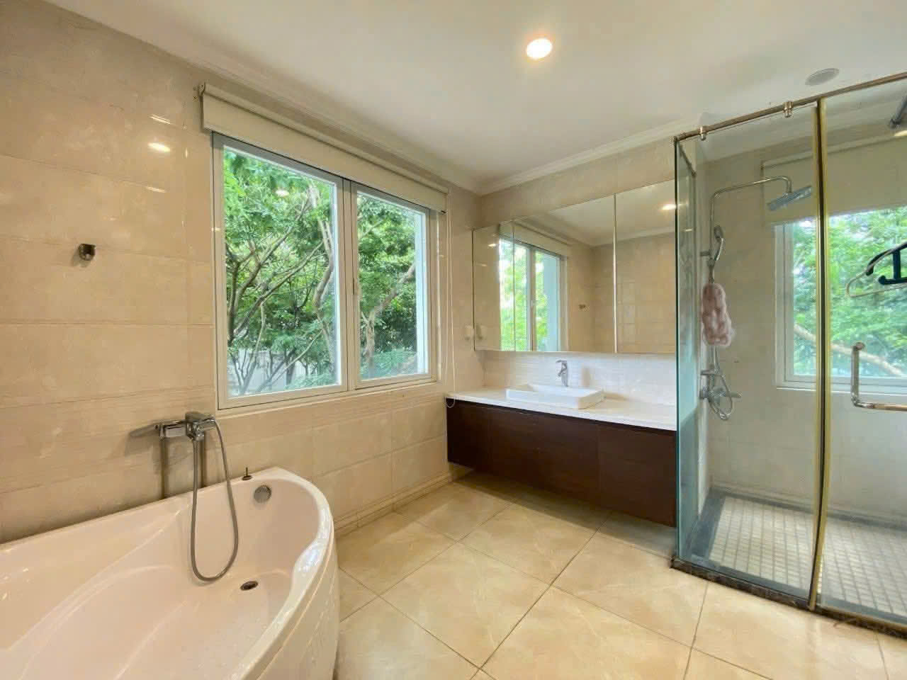 Căn Biệt thự Đơn lập có sân vườn 250m2,4 phòng ngủ, đủ đồ bên vinhomes Riverside cần cho thuê 8