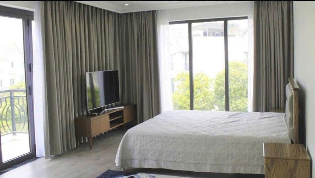 Căn Biệt Thự Đơn lập sân vườn rộng, cạnh sông,full đồ bên Vinhomes Riverside long biên cho thuê 3