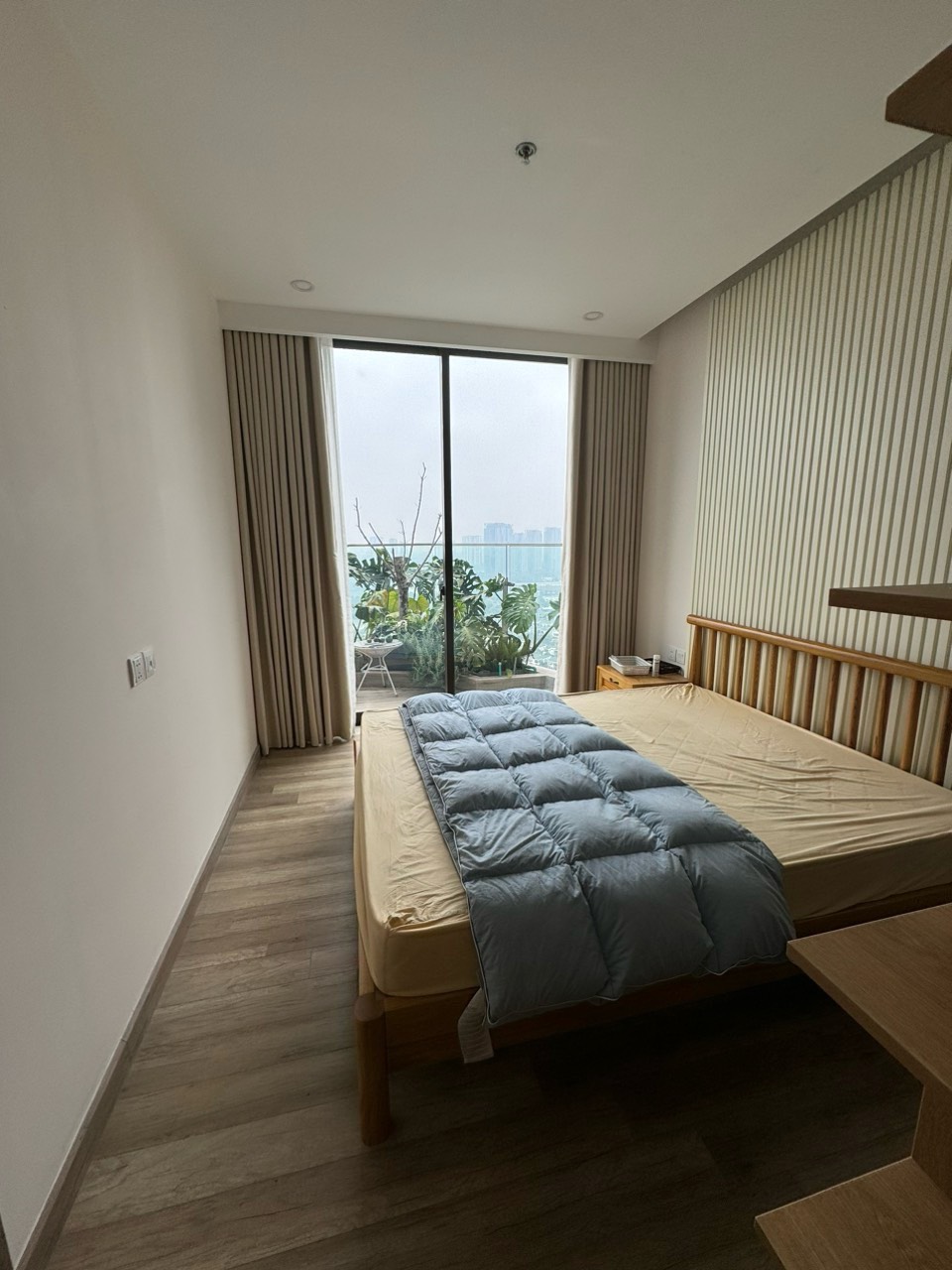 Căn hộ 68m2,2pn,2wc,đủ đồ bên tòa solforest ecopark cho thuê 4