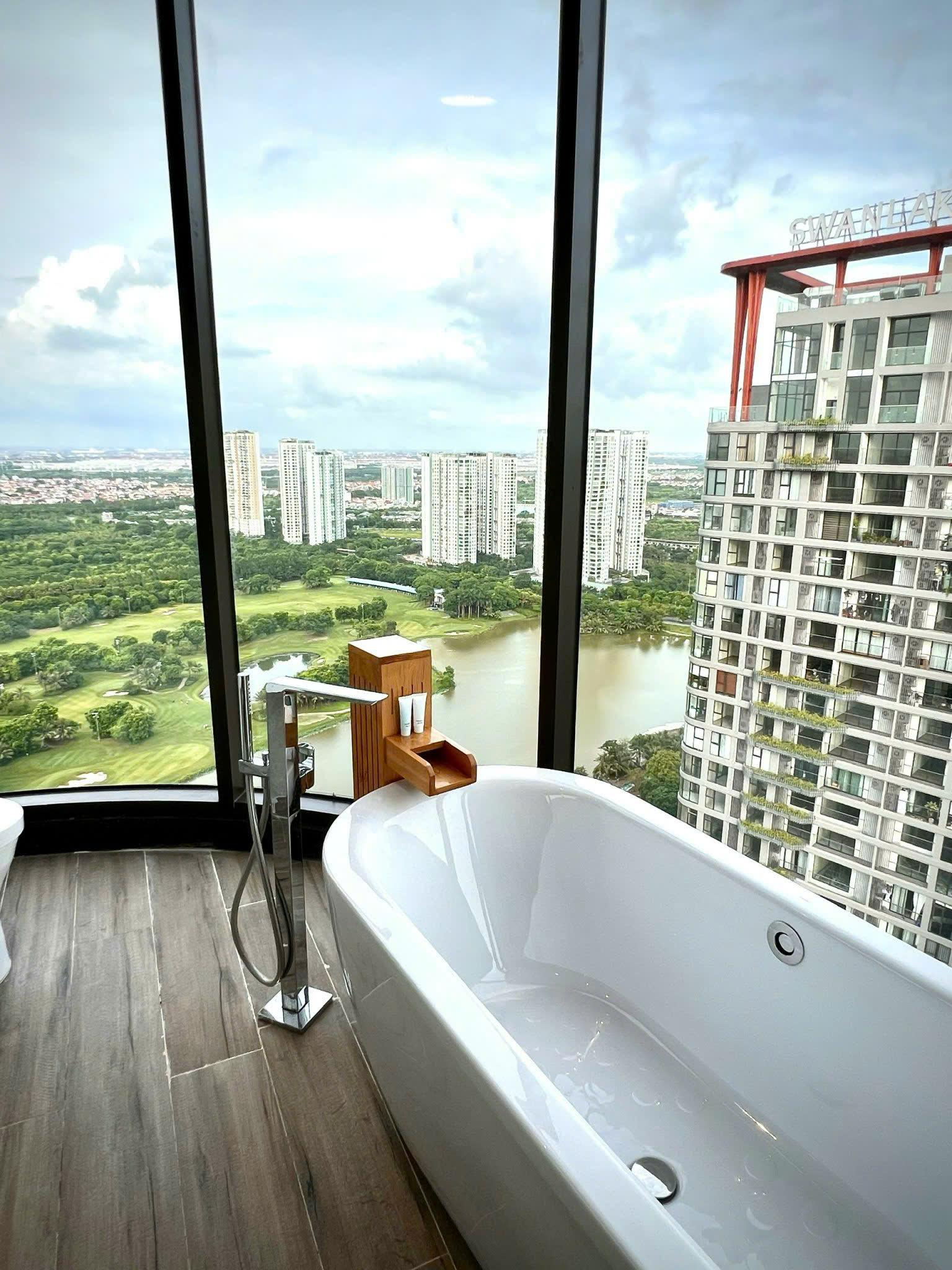 căn hộ cao cấp với 3 phòng ngủ,full nội thất,view hồ bên tòa Landmark Ecopark cho thuê 7