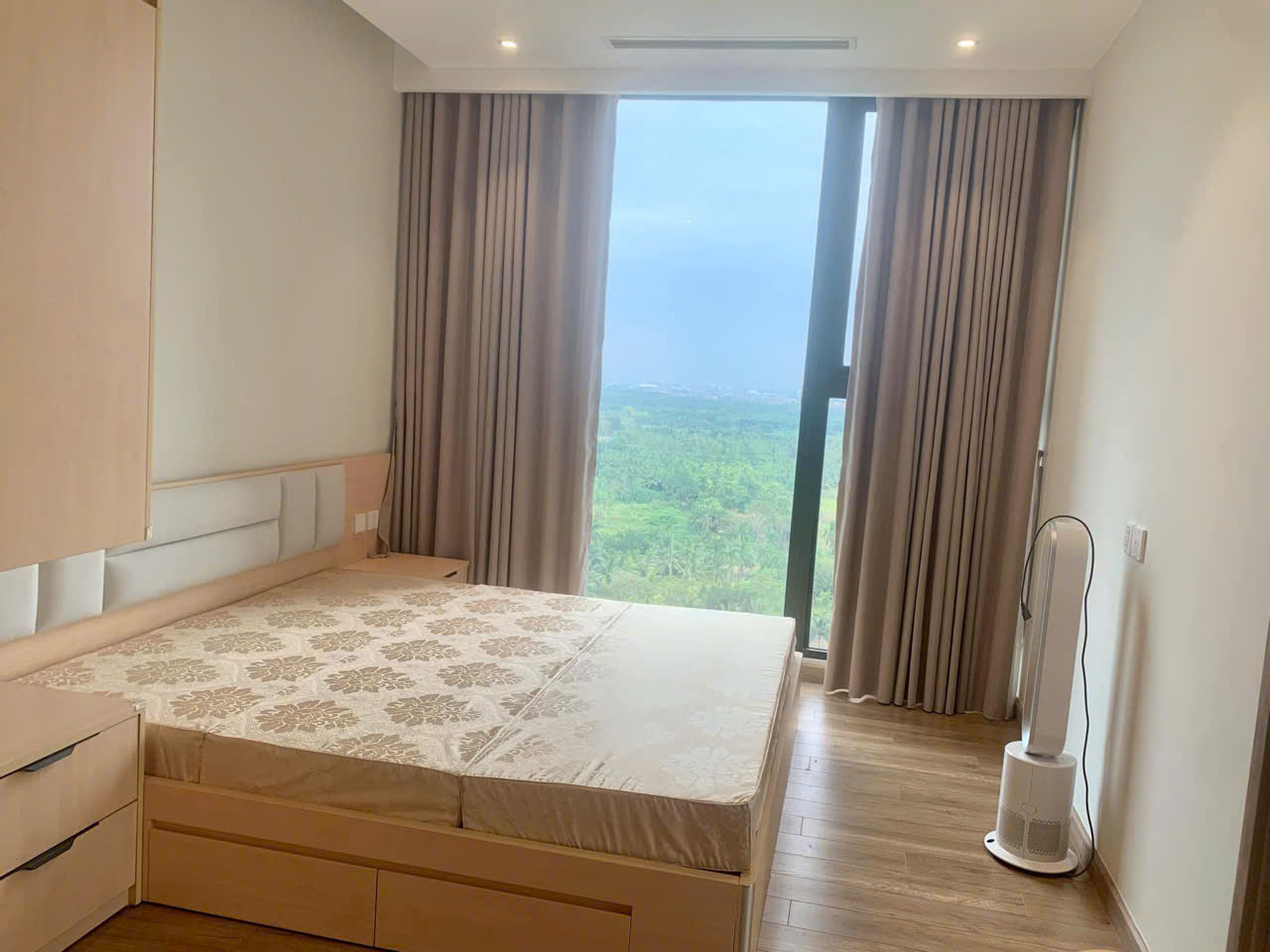 Căn hộ view hồ Thiên nga, 3 phòng ngủ, đủ đồ bên tòa Landmark Ecopark cho thuê 3