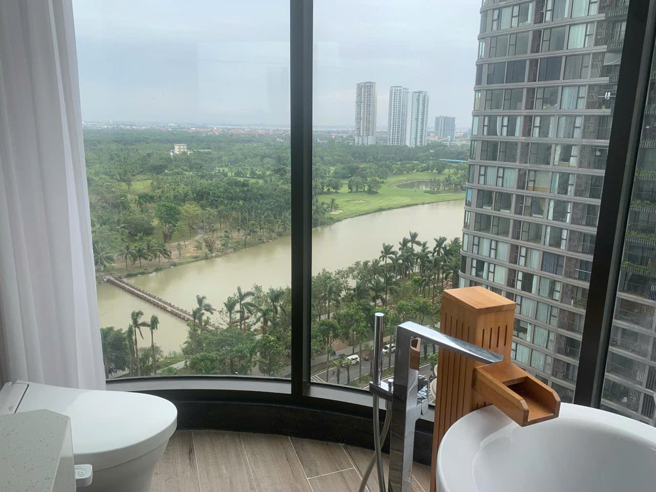 Căn hộ view hồ Thiên nga, 3 phòng ngủ, đủ đồ bên tòa Landmark Ecopark cho thuê 4