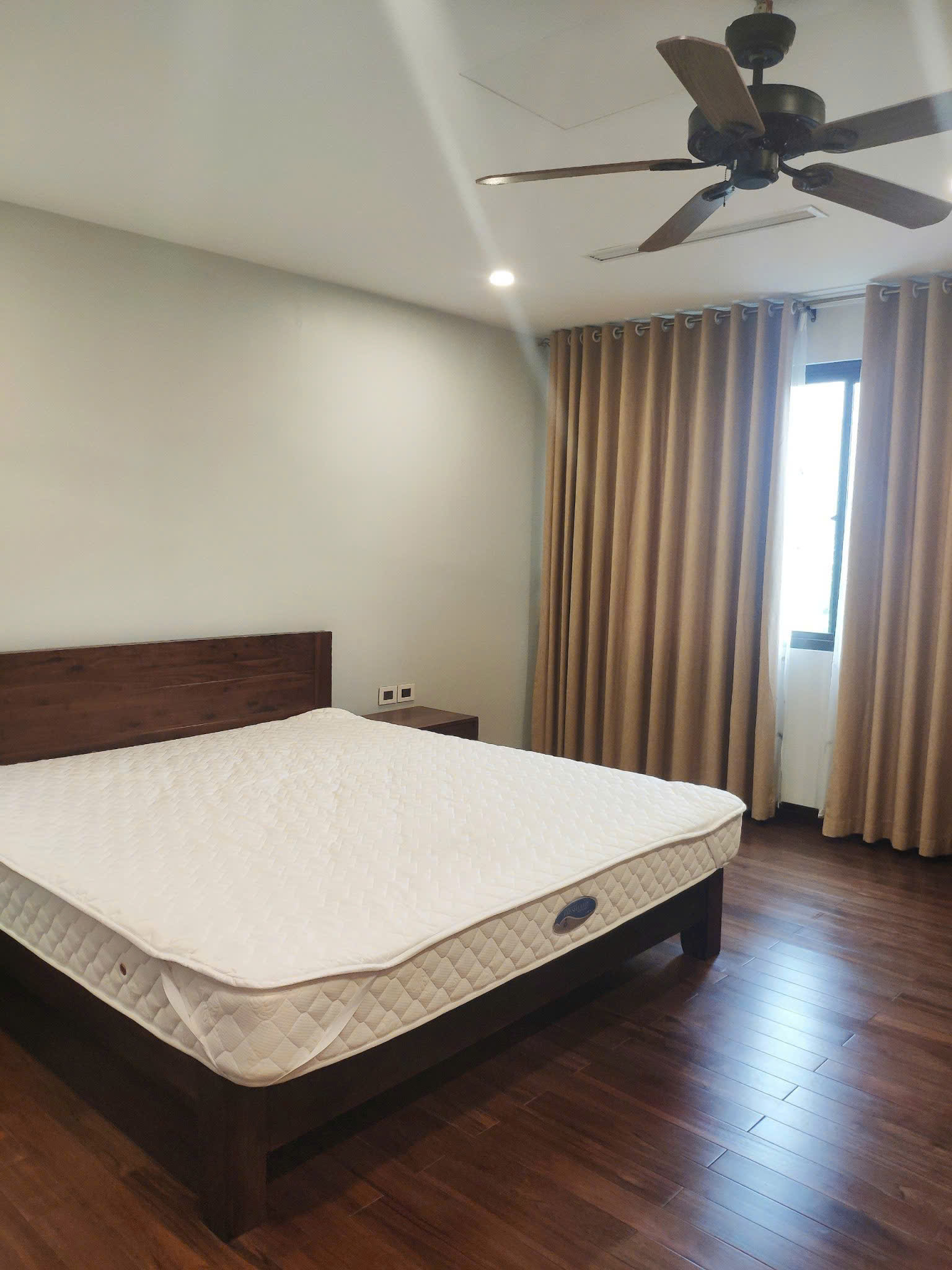 Chính chủ nhờ bán căn nhà phố vườn 230m2,full đồ bên Parkriver Ecopark 5
