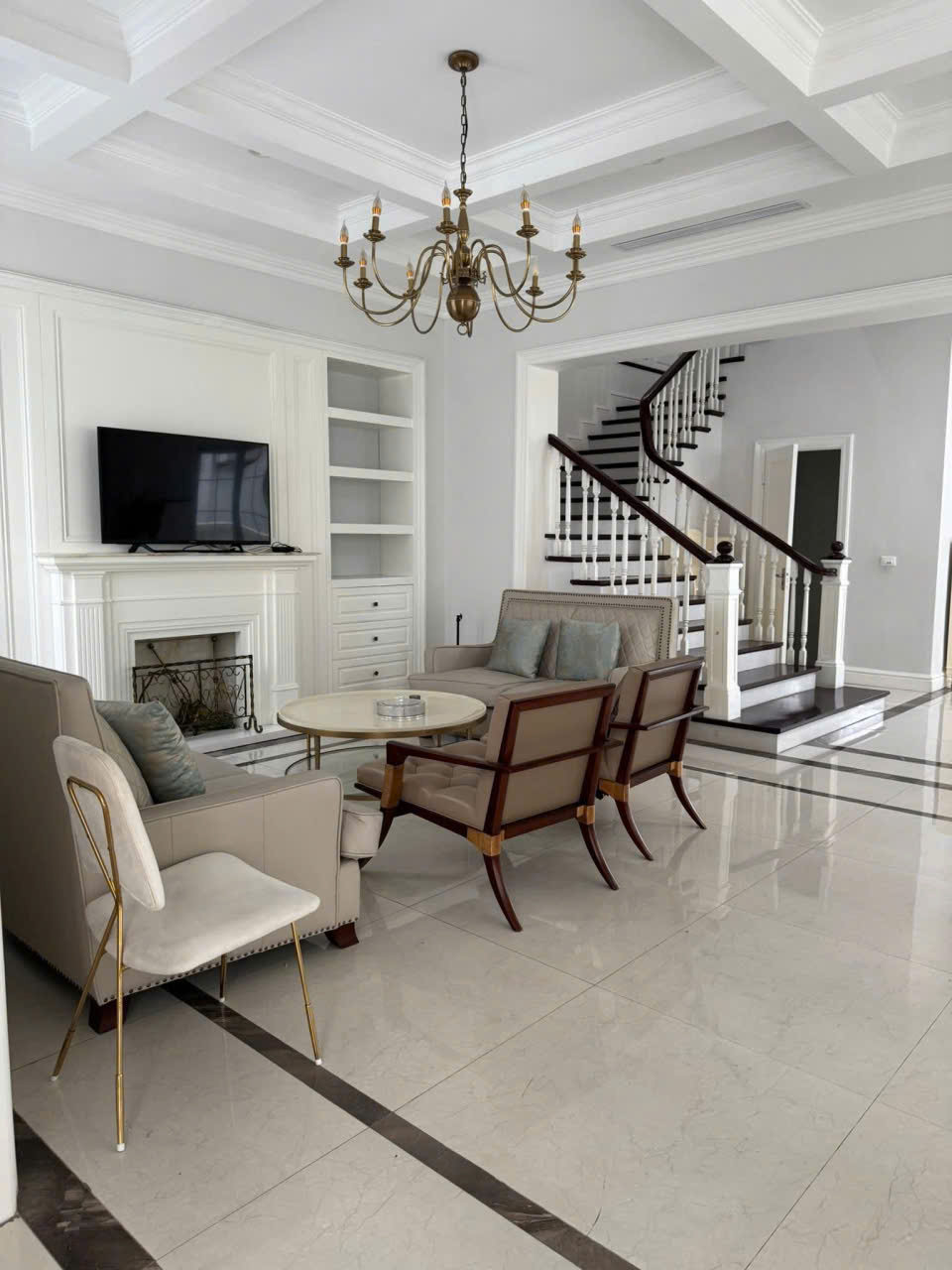 Cho thuê căn Biệt Thự Đơn lập 4 phòng ngủ,đủ đồ có view sông bên Vinhomes Riverside Long biên 1