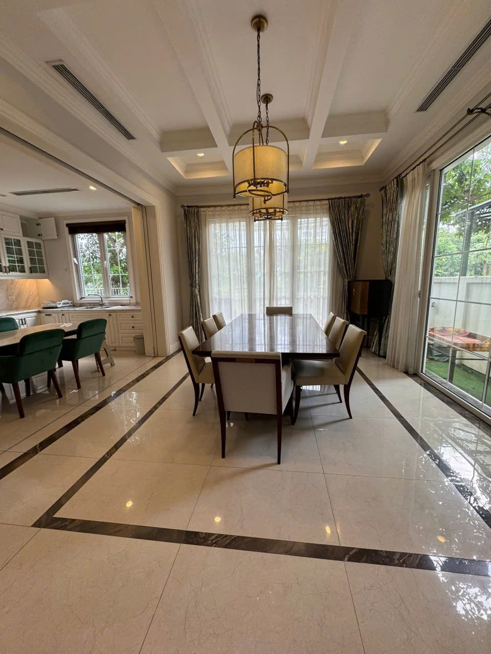 Cho thuê căn Biệt Thự Đơn lập 4 phòng ngủ,đủ đồ có view sông bên Vinhomes Riverside Long biên 3