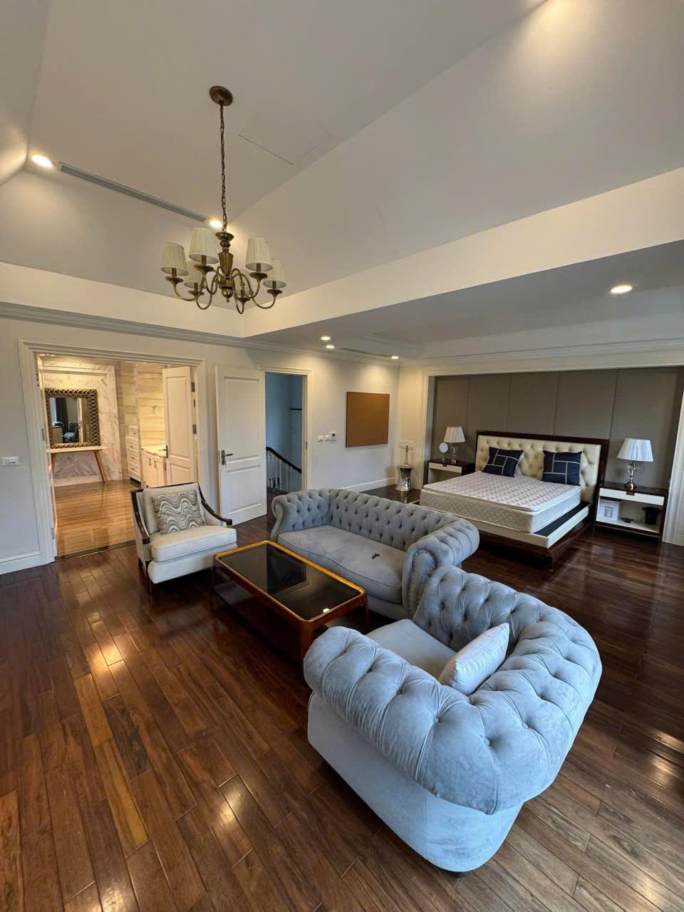 Cho thuê căn Biệt Thự Đơn lập 4 phòng ngủ,đủ đồ có view sông bên Vinhomes Riverside Long biên 5
