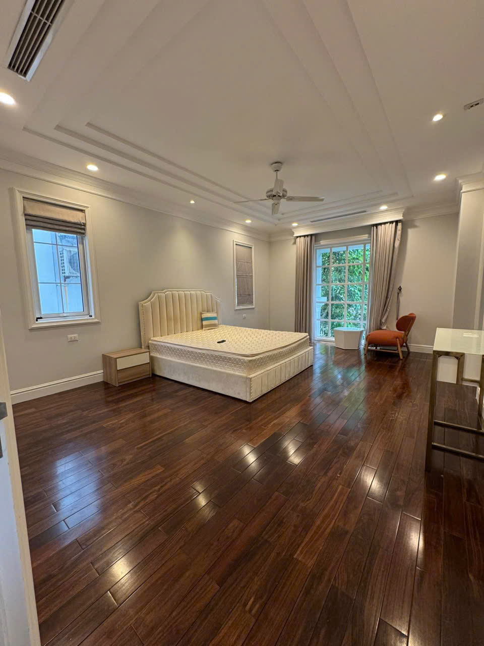 Cho thuê căn Biệt Thự Đơn lập 4 phòng ngủ,đủ đồ có view sông bên Vinhomes Riverside Long biên 6