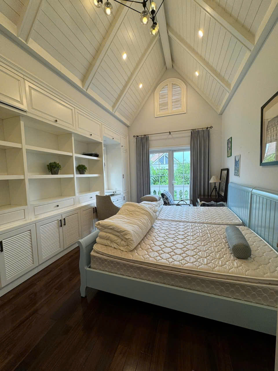 Cho thuê căn Biệt Thự Đơn lập 4 phòng ngủ,đủ đồ có view sông bên Vinhomes Riverside Long biên 9