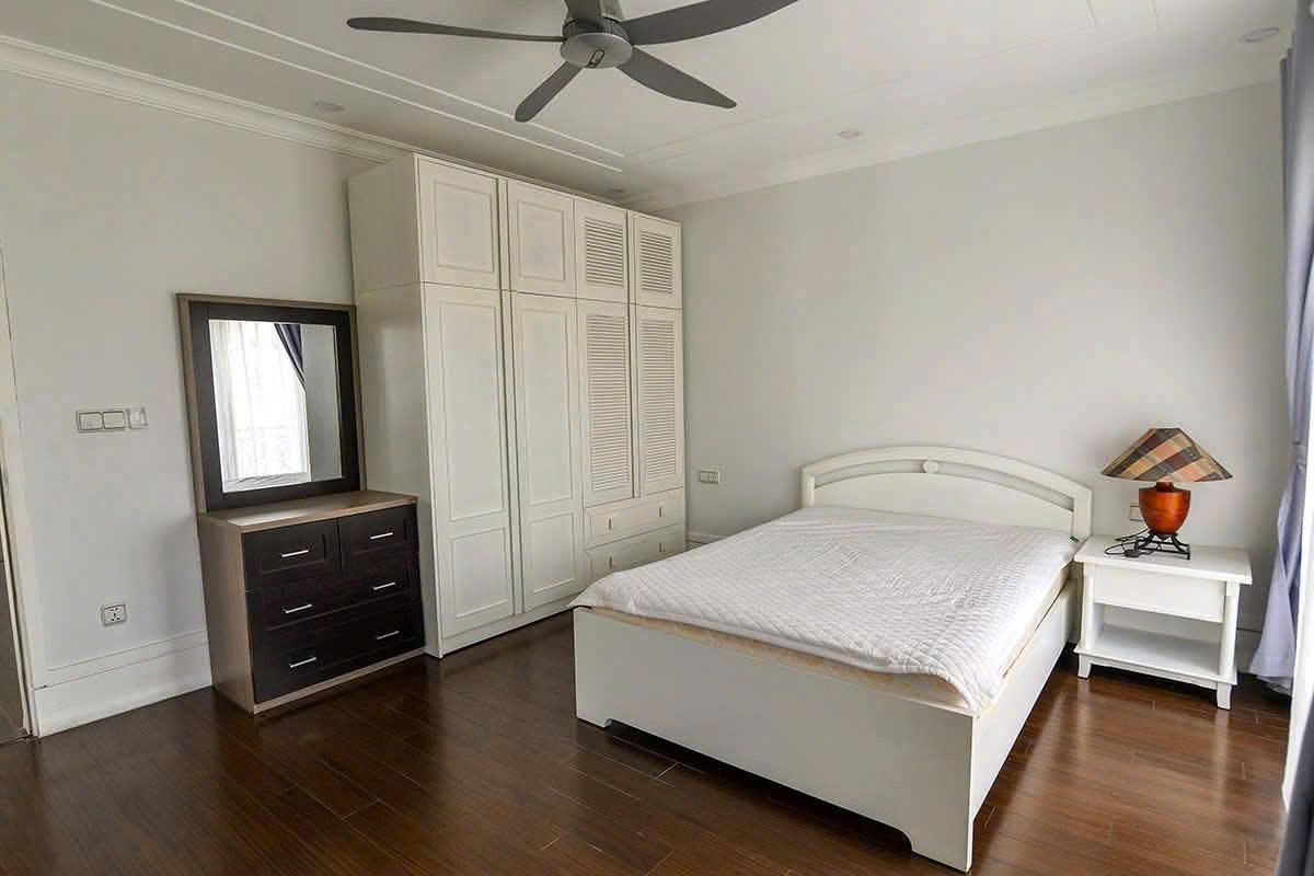 Cho thuê căn Biệt thự song lập có sân vườn, 5 phòng ngủ,đủ đồ bên vinhomes Riverside Long biên 10