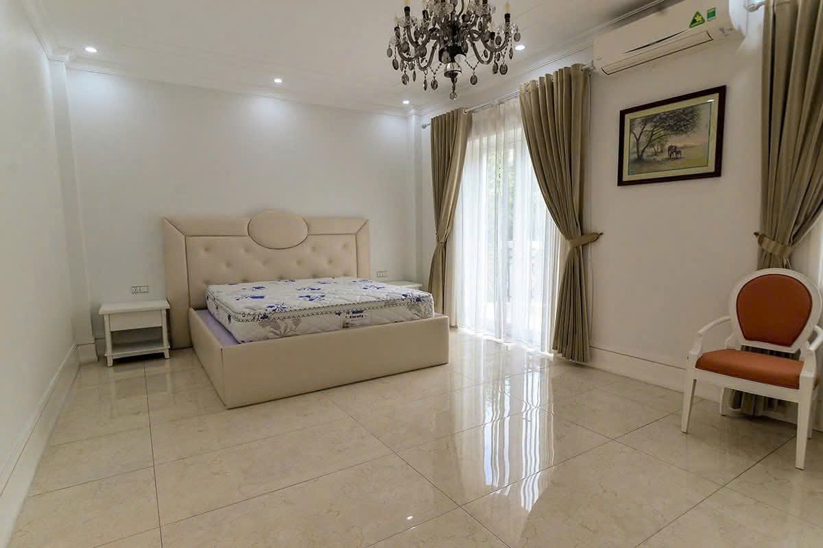 Cho thuê căn Biệt thự song lập có sân vườn, 5 phòng ngủ,đủ đồ bên vinhomes Riverside Long biên 11