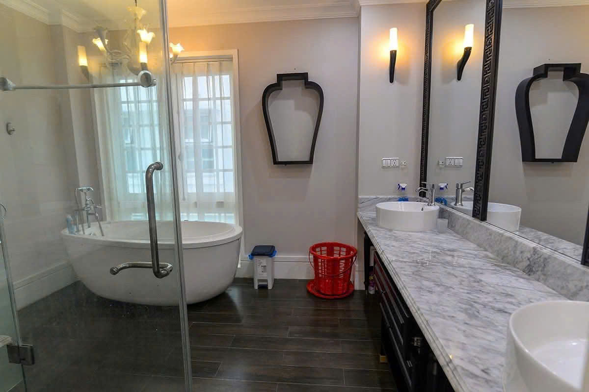 Cho thuê căn Biệt thự song lập có sân vườn, 5 phòng ngủ,đủ đồ bên vinhomes Riverside Long biên 12