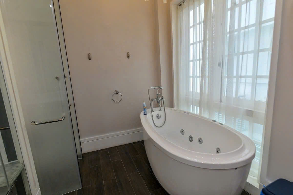 Cho thuê căn Biệt thự song lập có sân vườn, 5 phòng ngủ,đủ đồ bên vinhomes Riverside Long biên 14