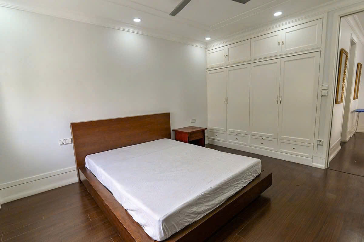 Cho thuê căn Biệt thự song lập có sân vườn, 5 phòng ngủ,đủ đồ bên vinhomes Riverside Long biên 15