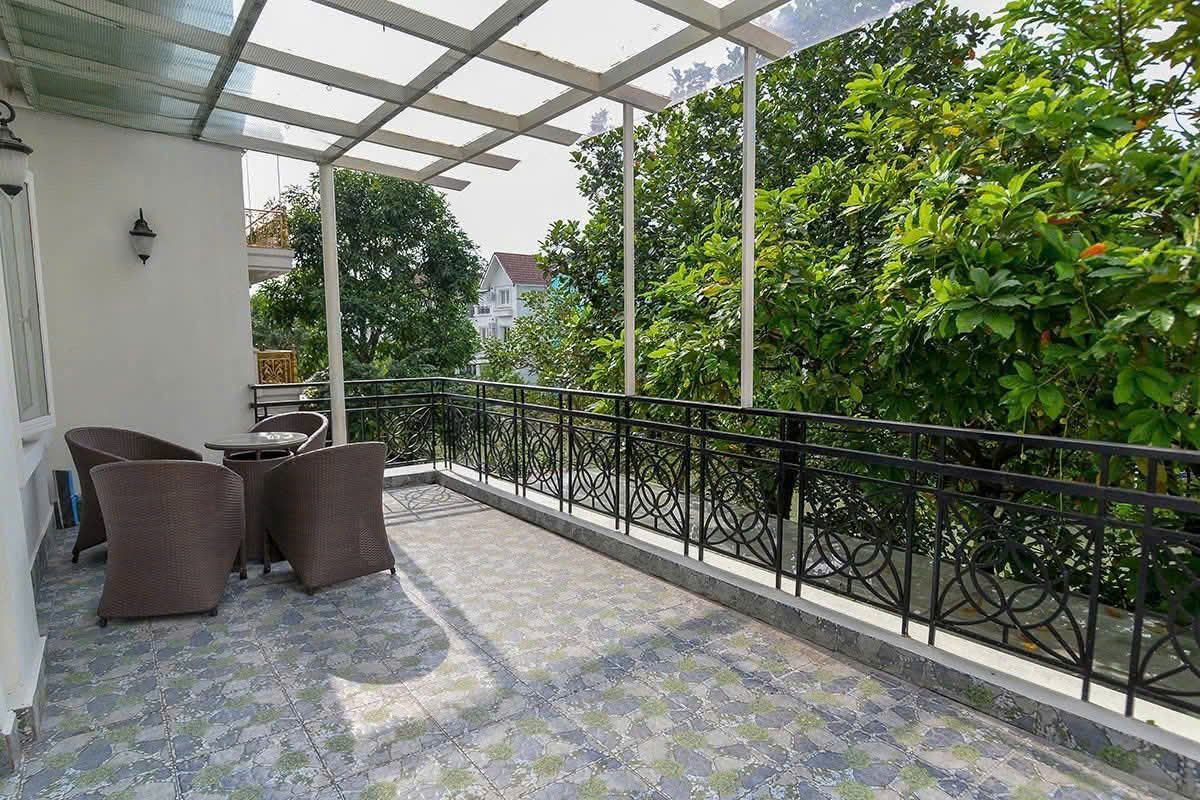 Cho thuê căn Biệt thự song lập có sân vườn, 5 phòng ngủ,đủ đồ bên vinhomes Riverside Long biên 16