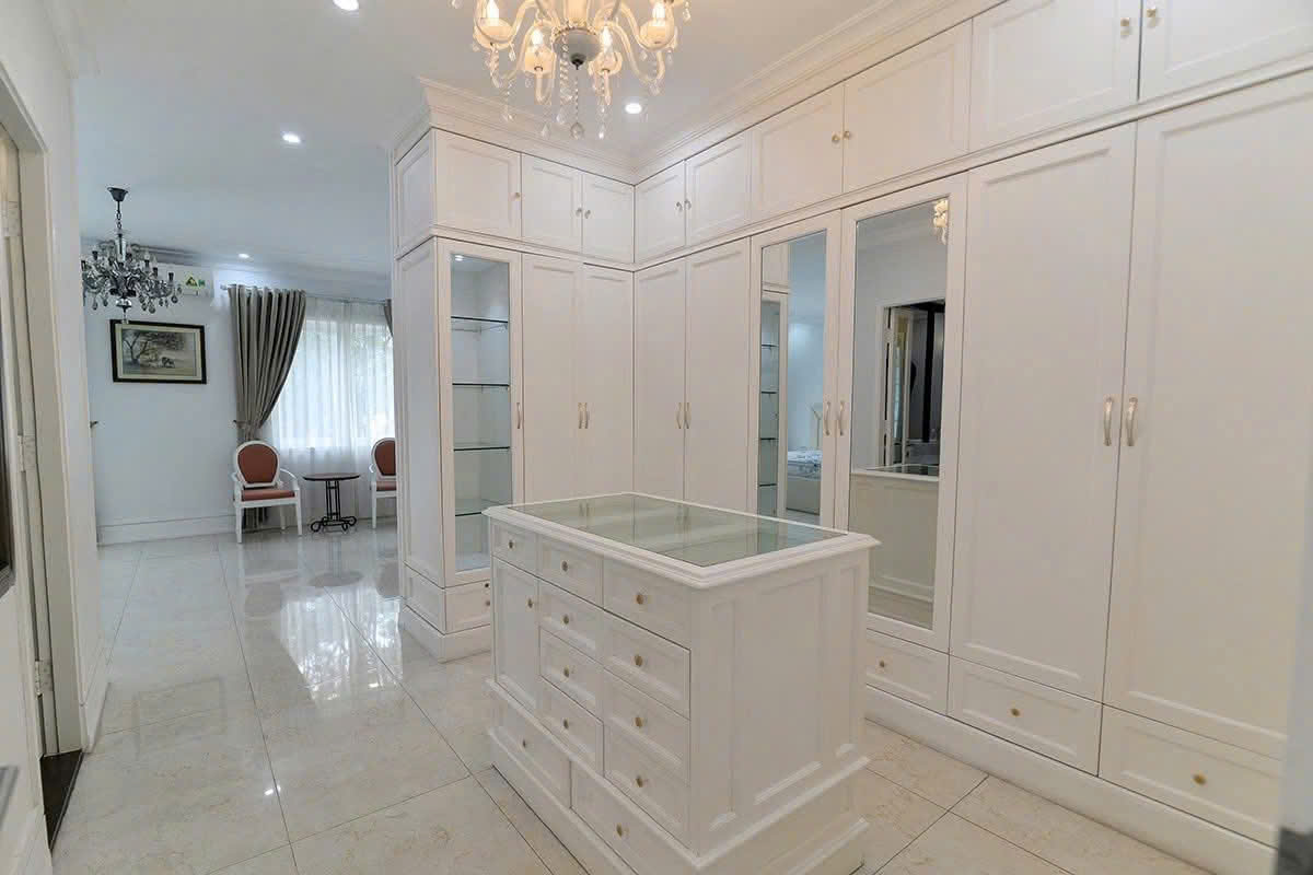 Cho thuê căn Biệt thự song lập có sân vườn, 5 phòng ngủ,đủ đồ bên vinhomes Riverside Long biên 8