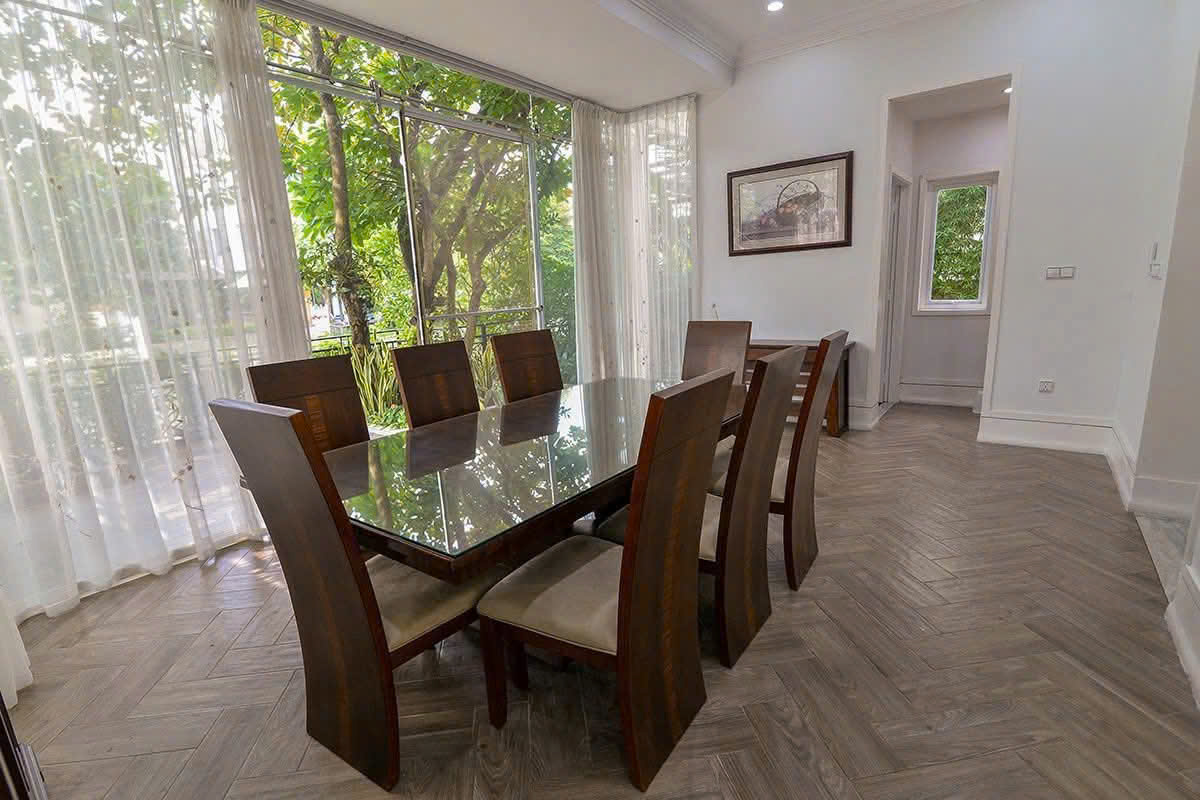 Cho thuê căn Biệt thự song lập có sân vườn, 5 phòng ngủ,đủ đồ bên vinhomes Riverside Long biên 9