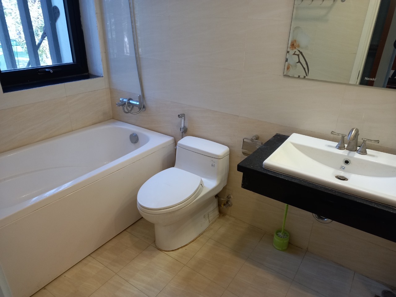 Cho thuê căn biệt thự song lập sân vườn 4 phòng ngủ,đủ đồ bên khu Marina Ecopark 4