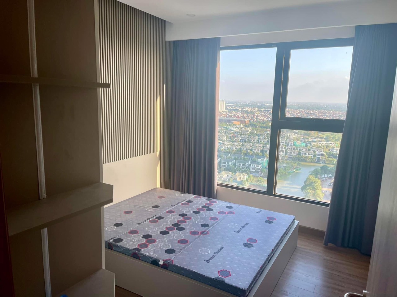cho thuê căn hộ 2 phòng ngủ ,đủ đồ bên tòa S1 sky oasis ecopark 3