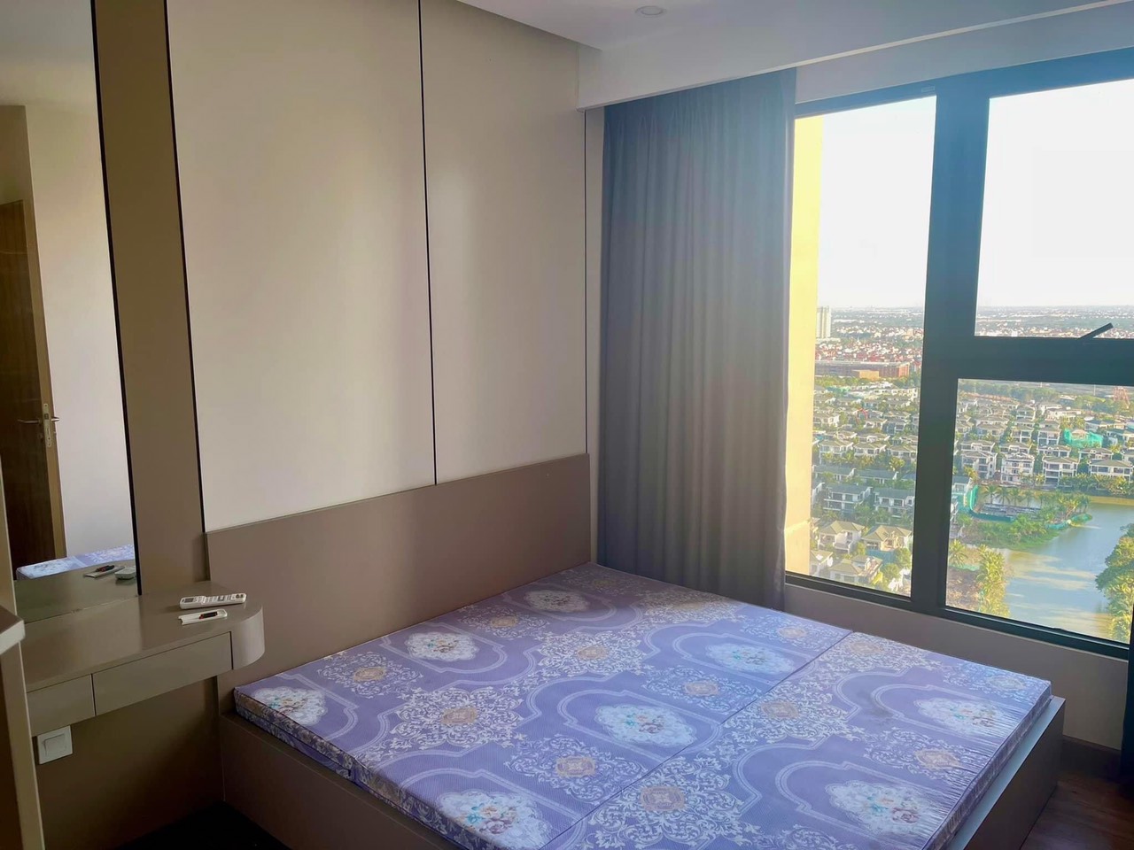 cho thuê căn hộ 2 phòng ngủ ,đủ đồ bên tòa S1 sky oasis ecopark 4