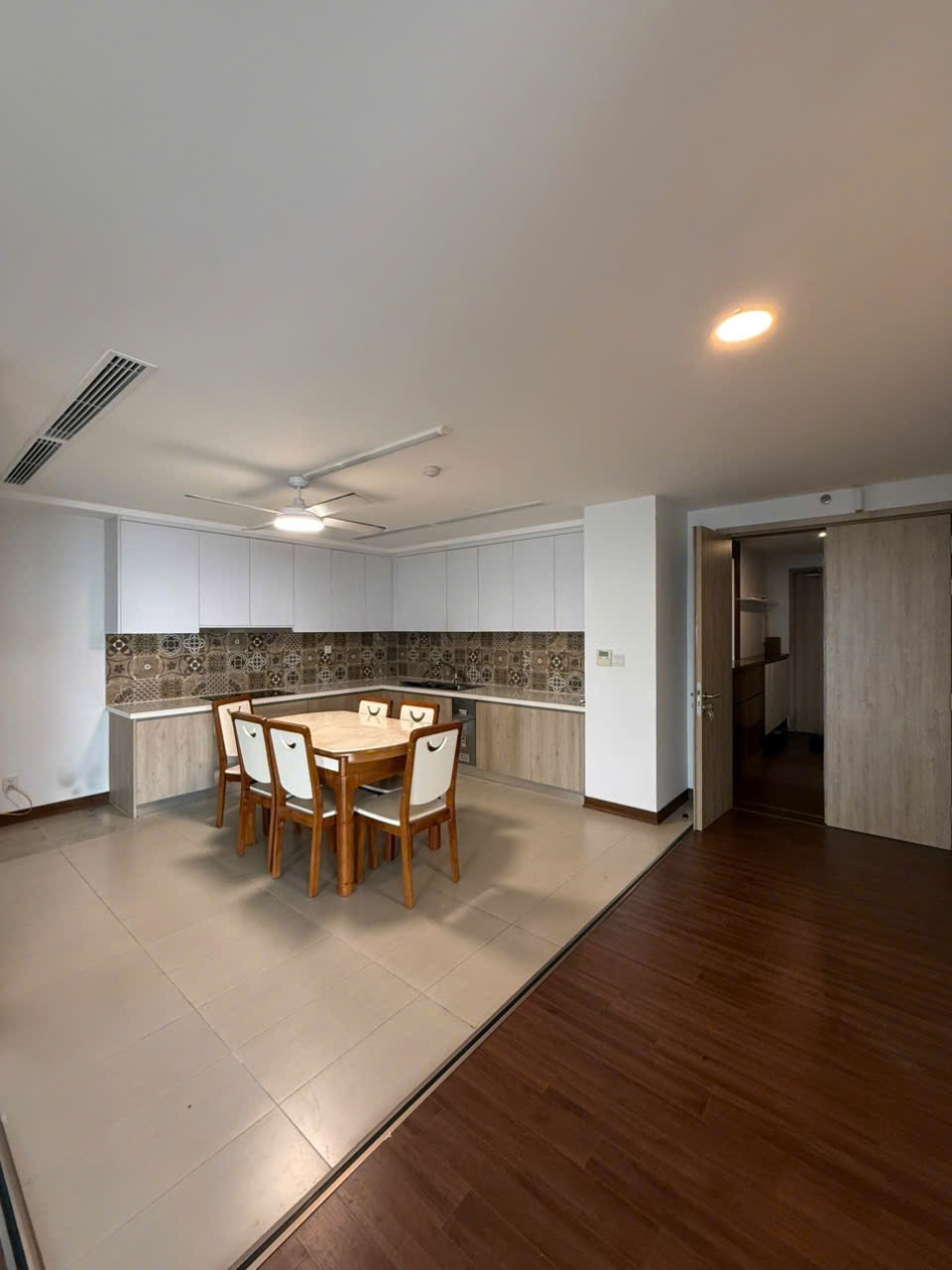 Cho thuê căn hộ tòa Lake 1 3 phòng ngủ 3 vệ sinh 158m 2