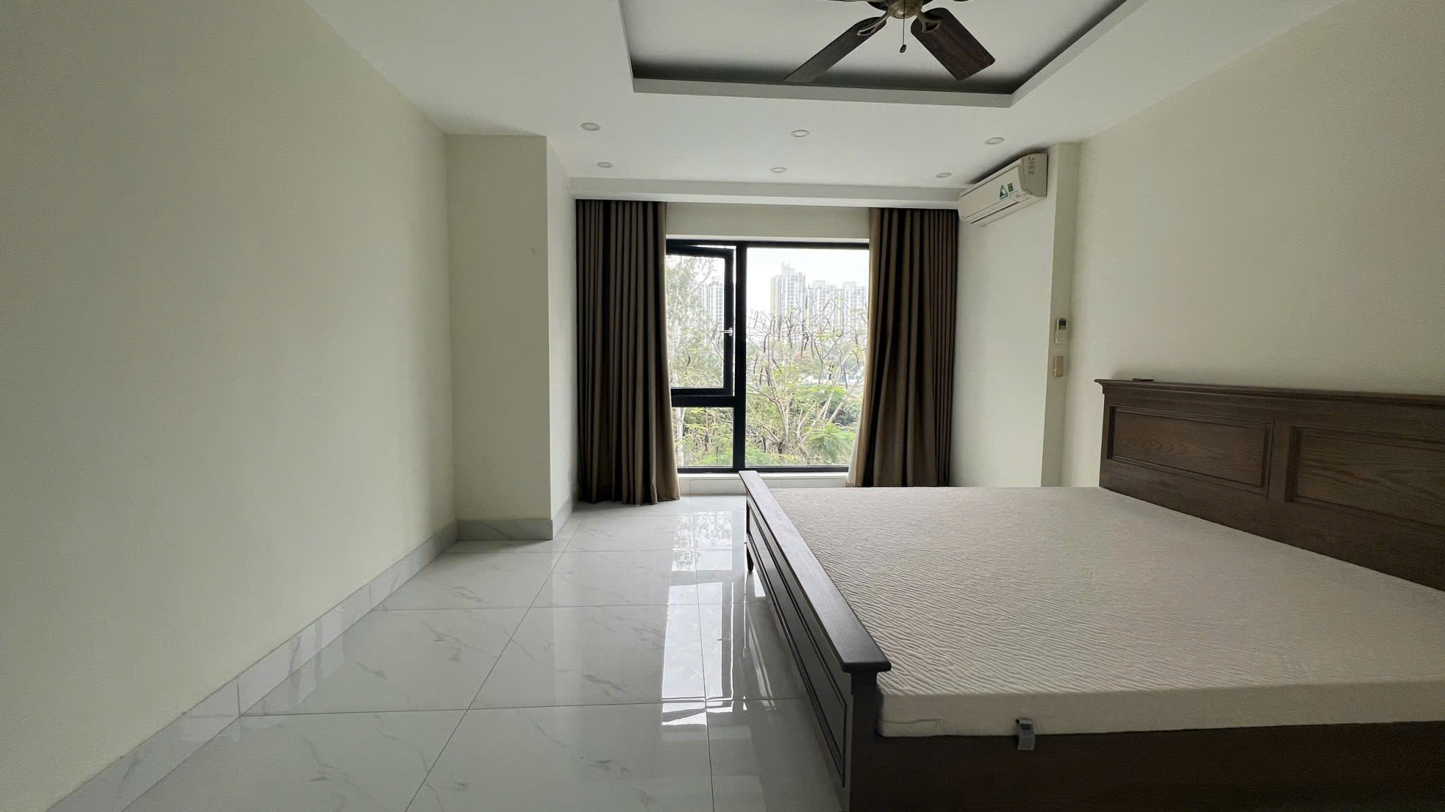 Cho thuê căn nhà phố vườn 230m2 bên Parkriver Ecopark 6