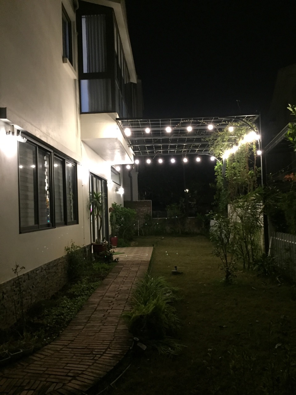 CHO THUÊ CĂN BIỆT THỰ SÂN VƯỜN 250M2,4PN,FULL ĐỒ BÊN PARKRIVER ECOPARK,HƯNG YÊN.