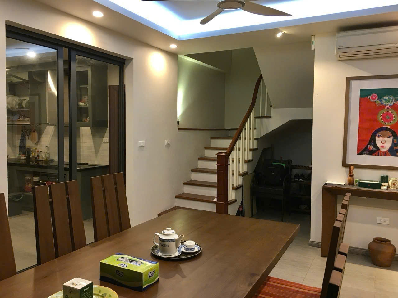 Biệt thự song lập, 3 phòng ngủ, đầy đủ nội thất đẹp bên Vườn tùng Ecopark cần cho thuê